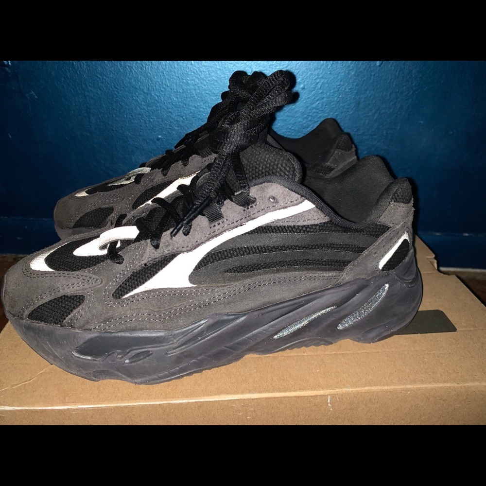 💯Authentic💯 Yeezy Boost 700 V2 VANTA